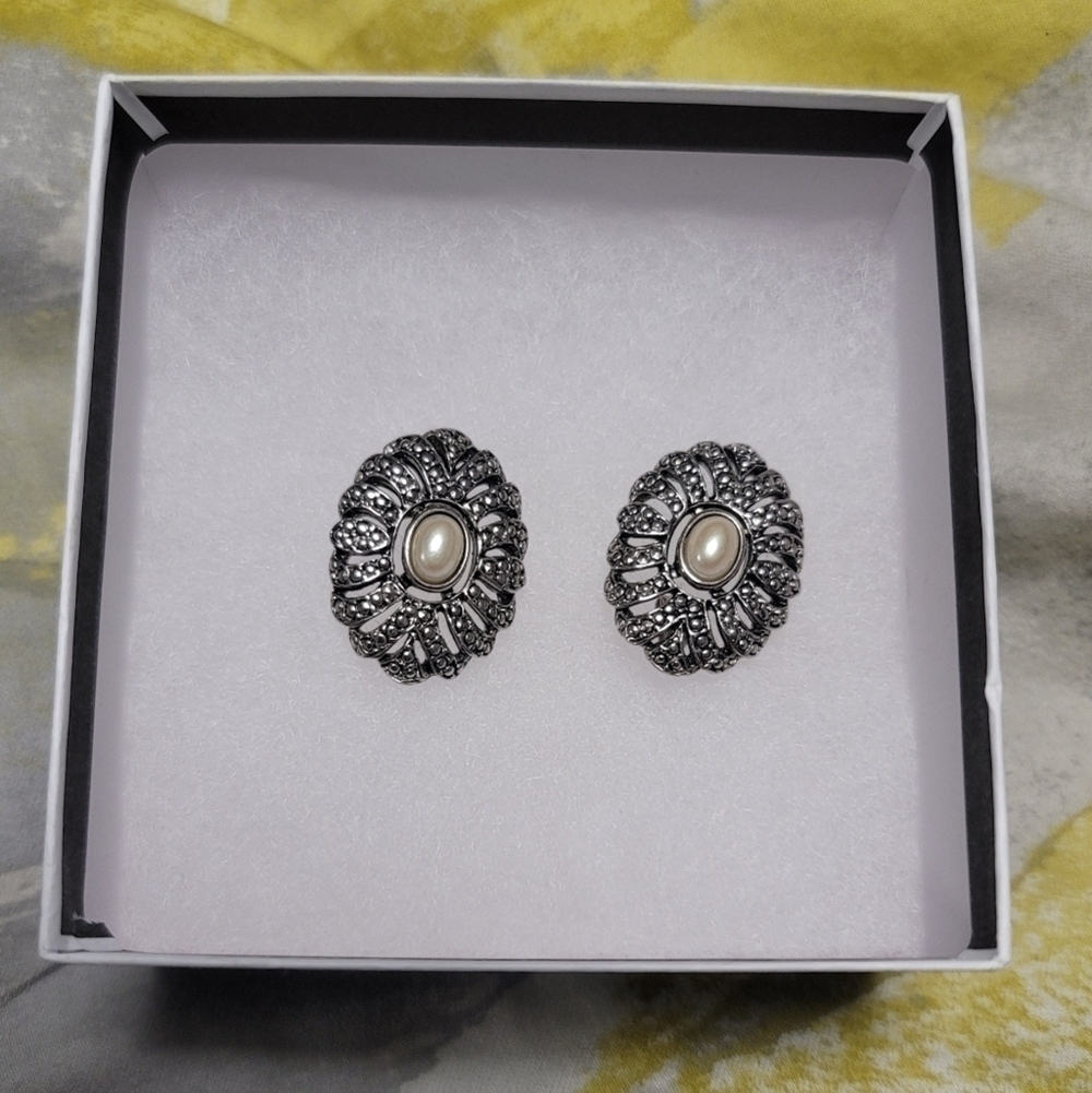 Cute Classic Earrings - Picture 2 of 9